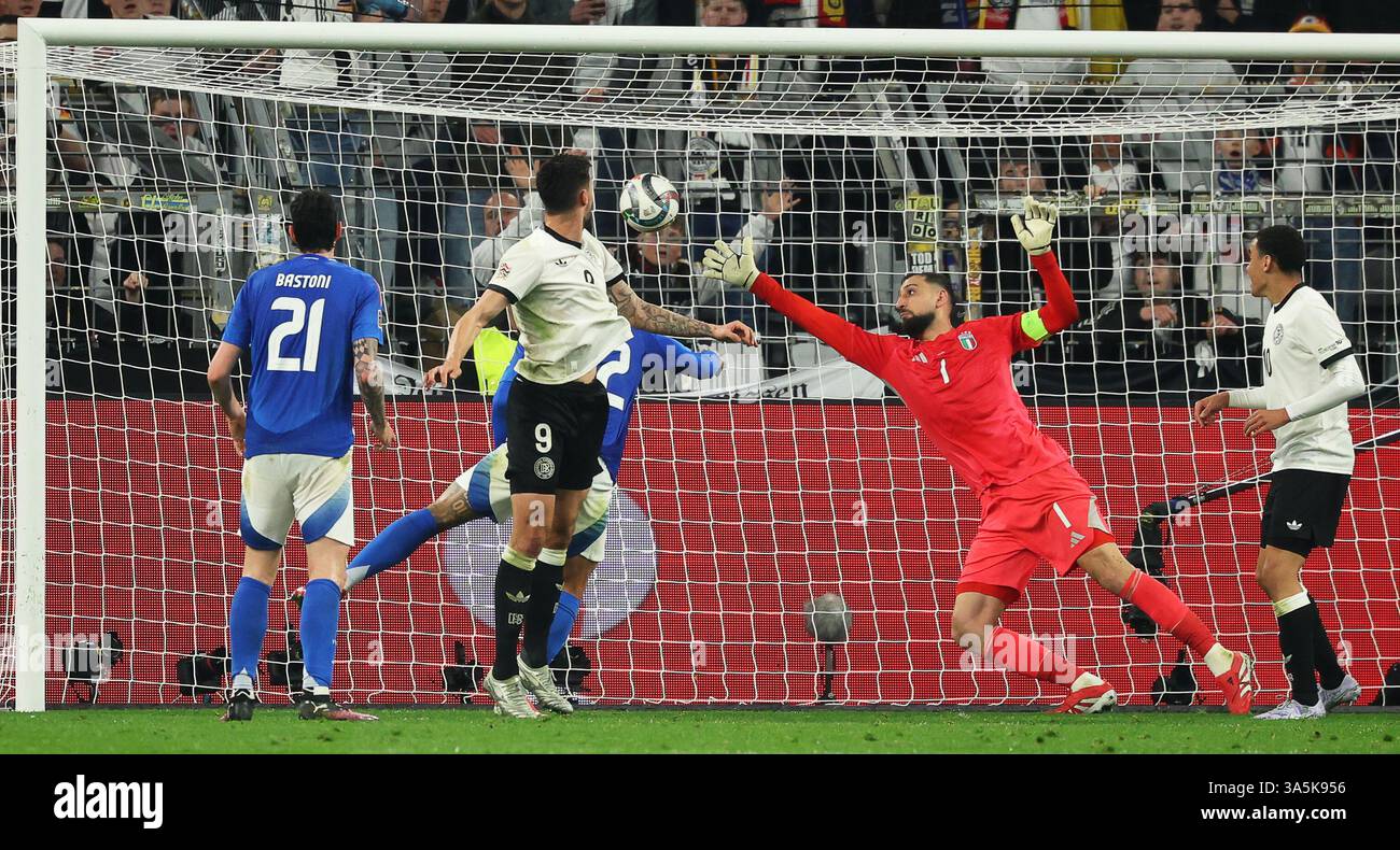 Dortmund, Germania. 23 marzo 2025. Calcio: Nations League A, Germania - Italia, play-off round, quarti di finale, andata, segnale Iduna Park, il tedesco Tim Kleindienst (2° da sinistra) dirige il gol per 3:0 contro il portiere italiano Gianluigi Donnarumma (2° da destra). Credito: Christian Charisius/dpa/Alamy Live News Foto Stock