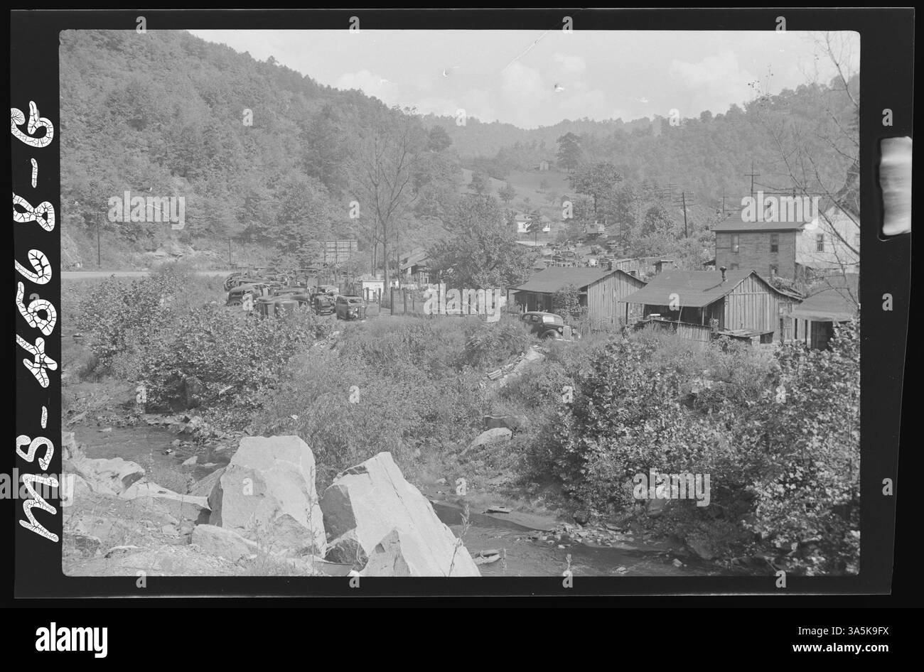 Questa fotografia del 1946 mostra una sezione di case aziendali a Bradshaw, McDowell County, West Virginia. L'immagine raffigura le condizioni di vita dei minatori e delle loro famiglie in una città aziendale, mettendo in evidenza le infrastrutture residenziali della comunità mineraria del carbone. Foto Stock