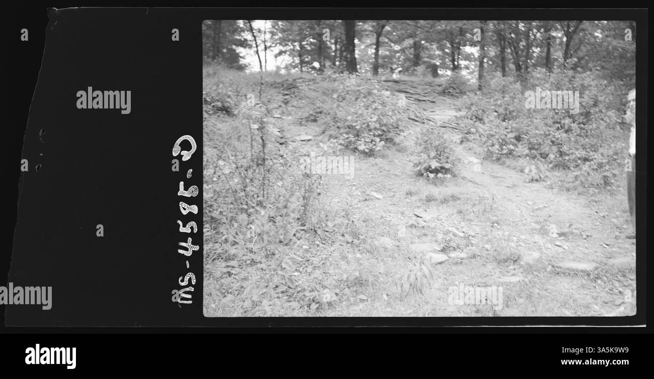 Una fotografia che mostra il terreno della scuola vicino alla miniera Bergoo #2 della Pardee & Curtin Lumber Company a Bergoo, Webster County, West Virginia, che illustra l'ambiente scolastico in una comunità mineraria. Foto Stock
