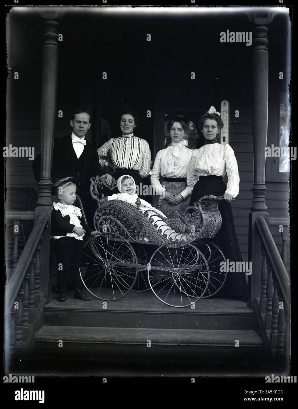 Un ritratto storico di Dwight e Inet Holcombe con la loro famiglia, portato sul portico della loro casa all'angolo tra Churchill Street e Second Street a Stillwater, Minnesota. Foto Stock
