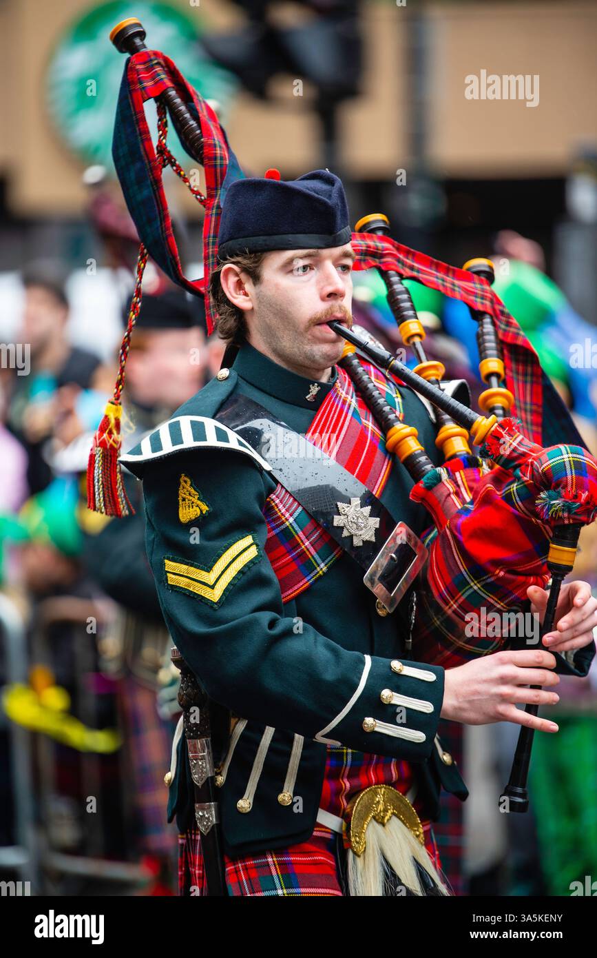 Montreal, Canada - 16 marzo 2025： persone che celebrano la sfilata di San Patrizio nel centro di Montreal Foto Stock