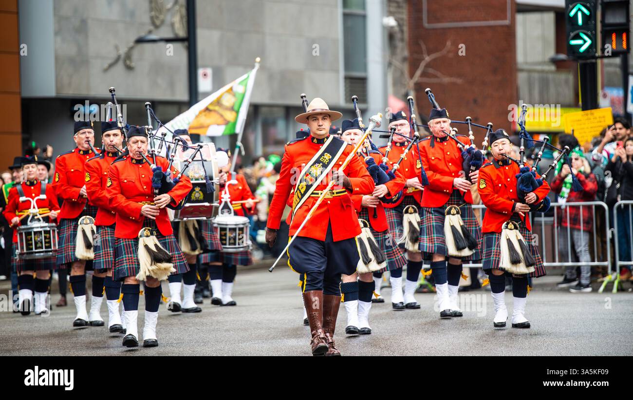 Montreal, Canada - 16 marzo 2025： persone che celebrano la sfilata di San Patrizio nel centro di Montreal Foto Stock