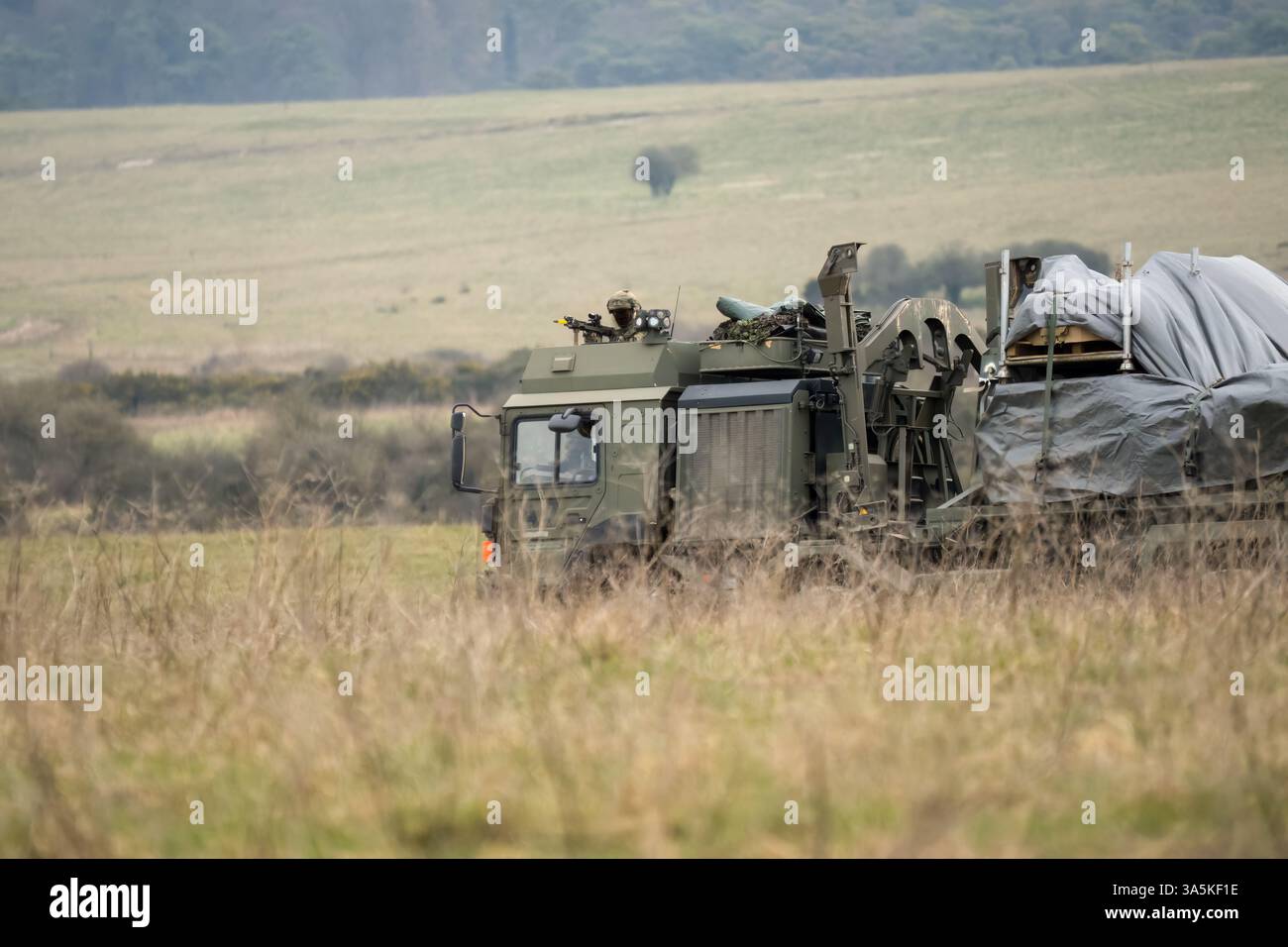 Camion pesante EPLS HX77 8x8 EPLS dell'esercito britannico che trasporta forniture in campagna Foto Stock