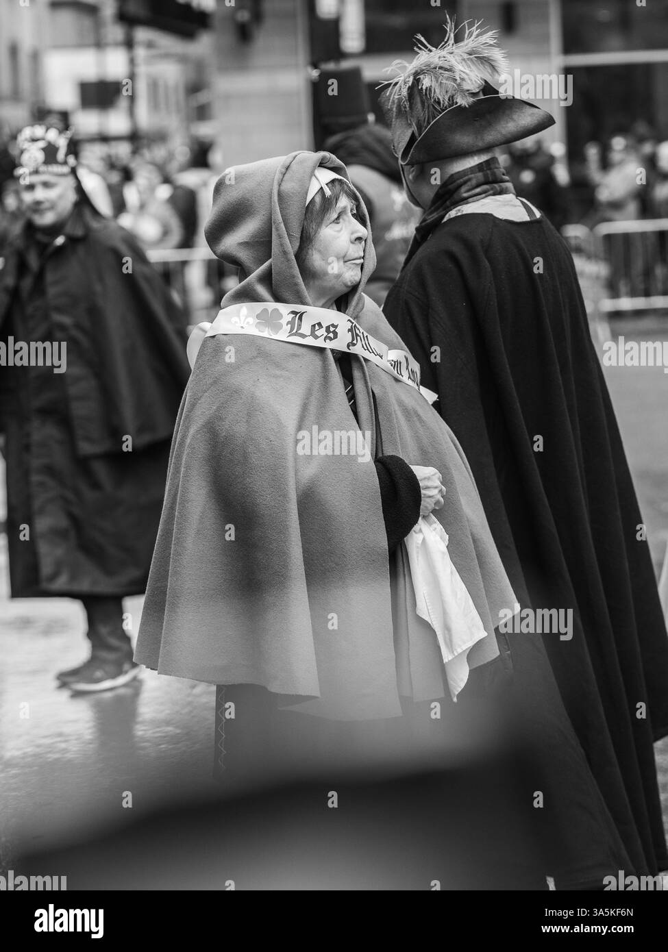 Montreal, Canada - 16 marzo 2025： persone che celebrano la sfilata di San Patrizio nel centro di Montreal Foto Stock