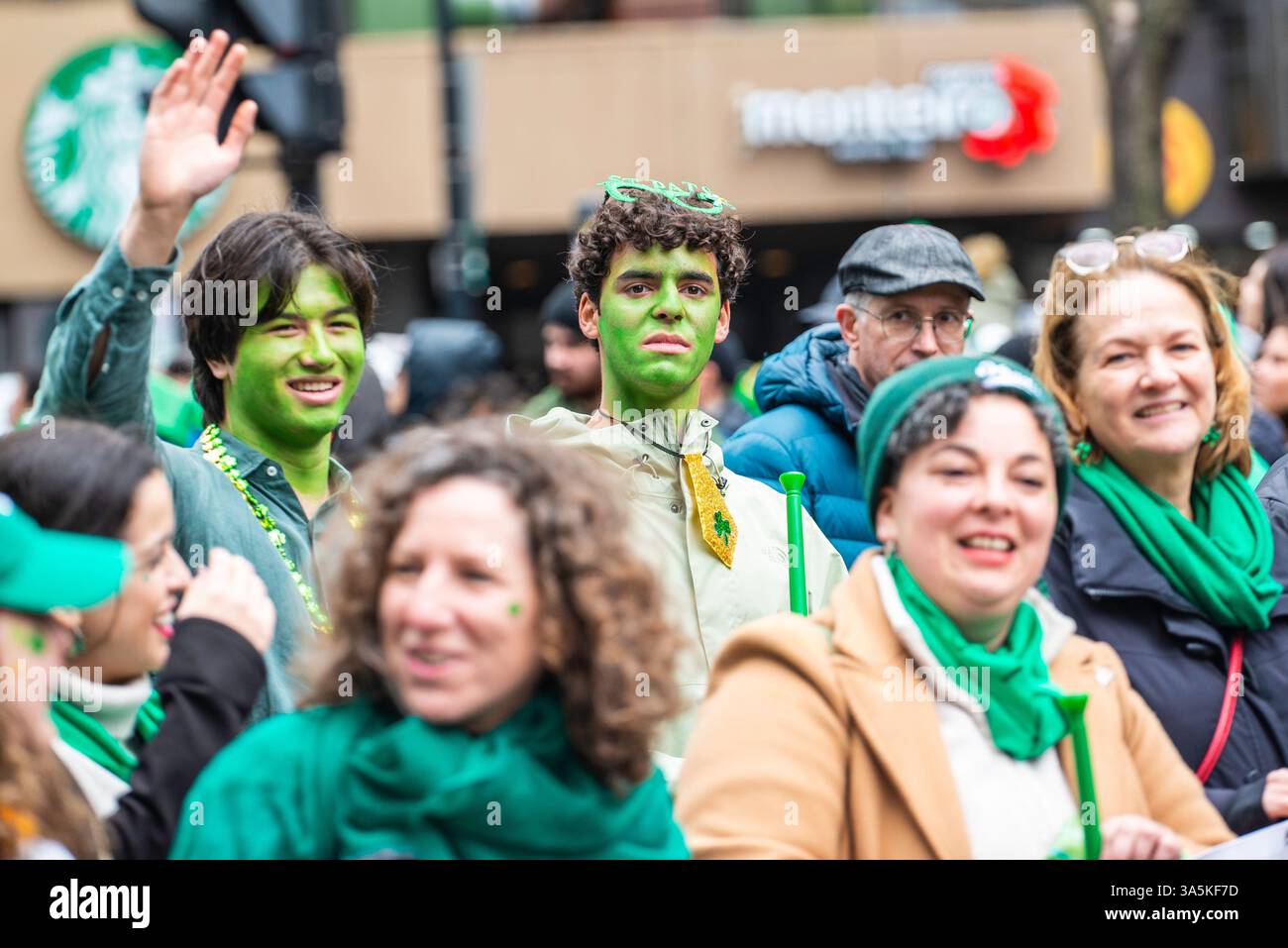 Montreal, Canada - 16 marzo 2025： persone che celebrano la sfilata di San Patrizio nel centro di Montreal Foto Stock