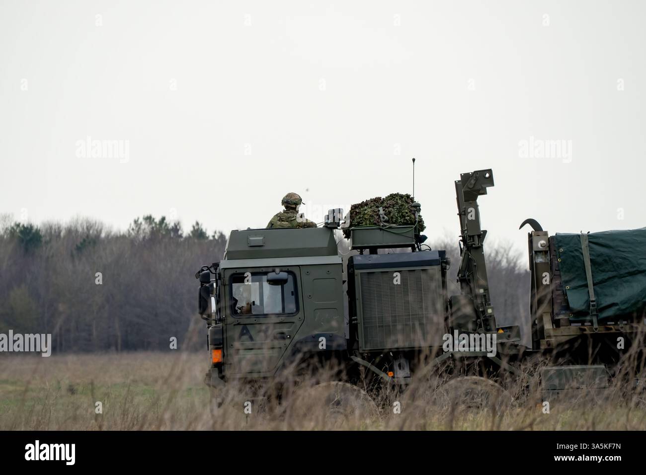 Camion pesante EPLS HX77 8x8 EPLS dell'esercito britannico che trasporta forniture in campagna Foto Stock
