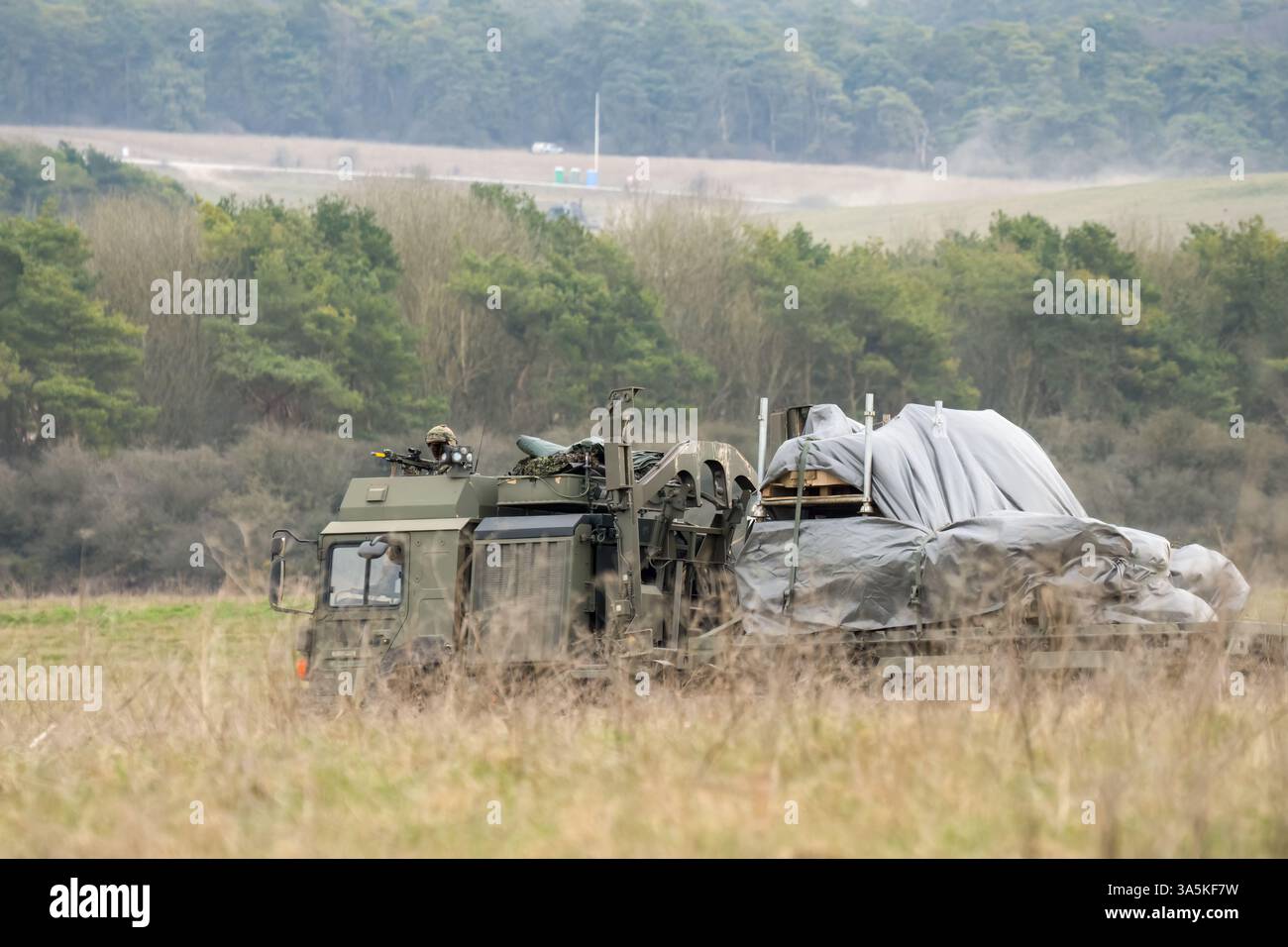 Camion pesante EPLS HX77 8x8 EPLS dell'esercito britannico che trasporta forniture in campagna Foto Stock