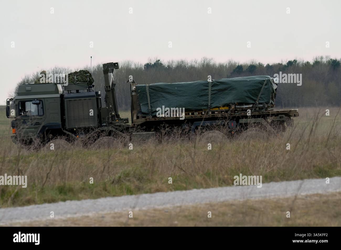 Camion pesante EPLS HX77 8x8 EPLS dell'esercito britannico che trasporta forniture in campagna Foto Stock