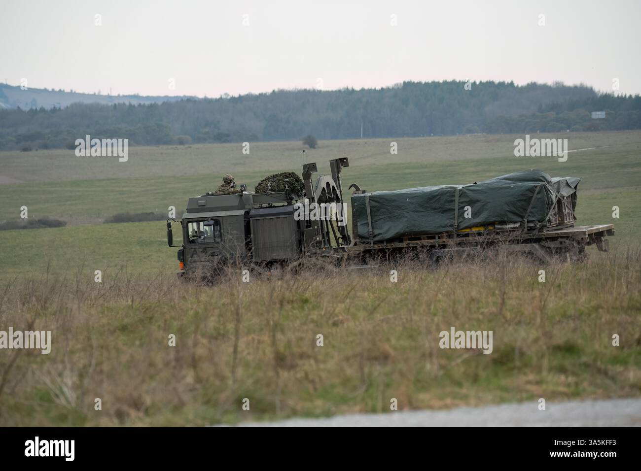 Camion pesante EPLS HX77 8x8 EPLS dell'esercito britannico che trasporta forniture in campagna Foto Stock