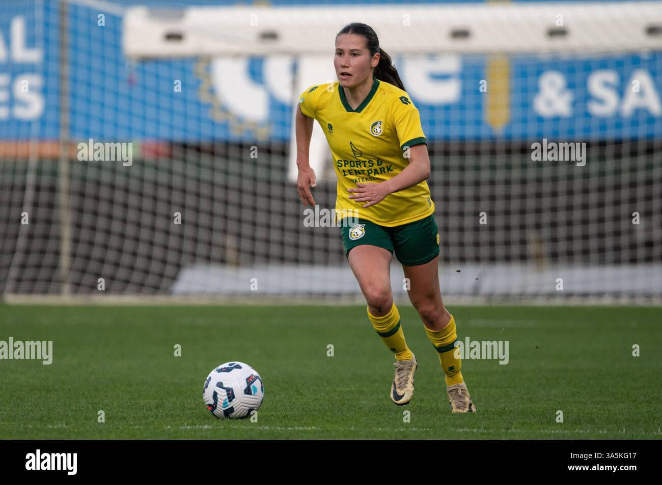 Sittard, Paesi Bassi. 23 marzo 2025. Sittard, Paesi Bassi, 23 marzo 2025: Isabel Kopp (26 fortuna Sittard Vrouwen) controlla la palla (azione) durante la partita Azerion Vrouwen Eredivisie tra fortuna Sittard ed Excelsior Rotterdam al fortuna Sittard Stadion di Sittard, Paesi Bassi (Martin Pitsch/SPP) credito: SPP Sport Press Photo. /Alamy Live News Foto Stock