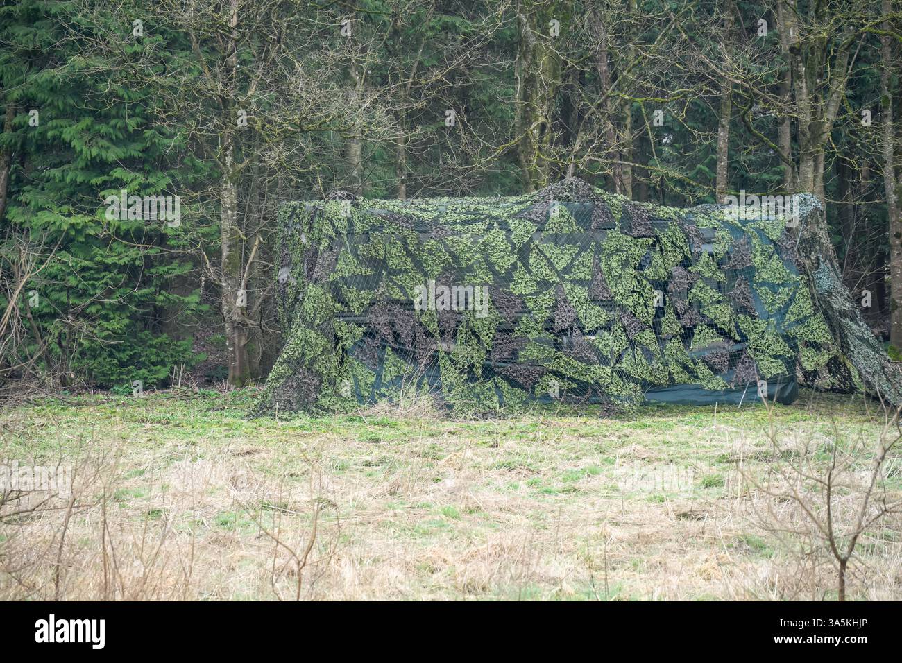 carrello multiuso con copertura mimetica e boschiva Foto Stock