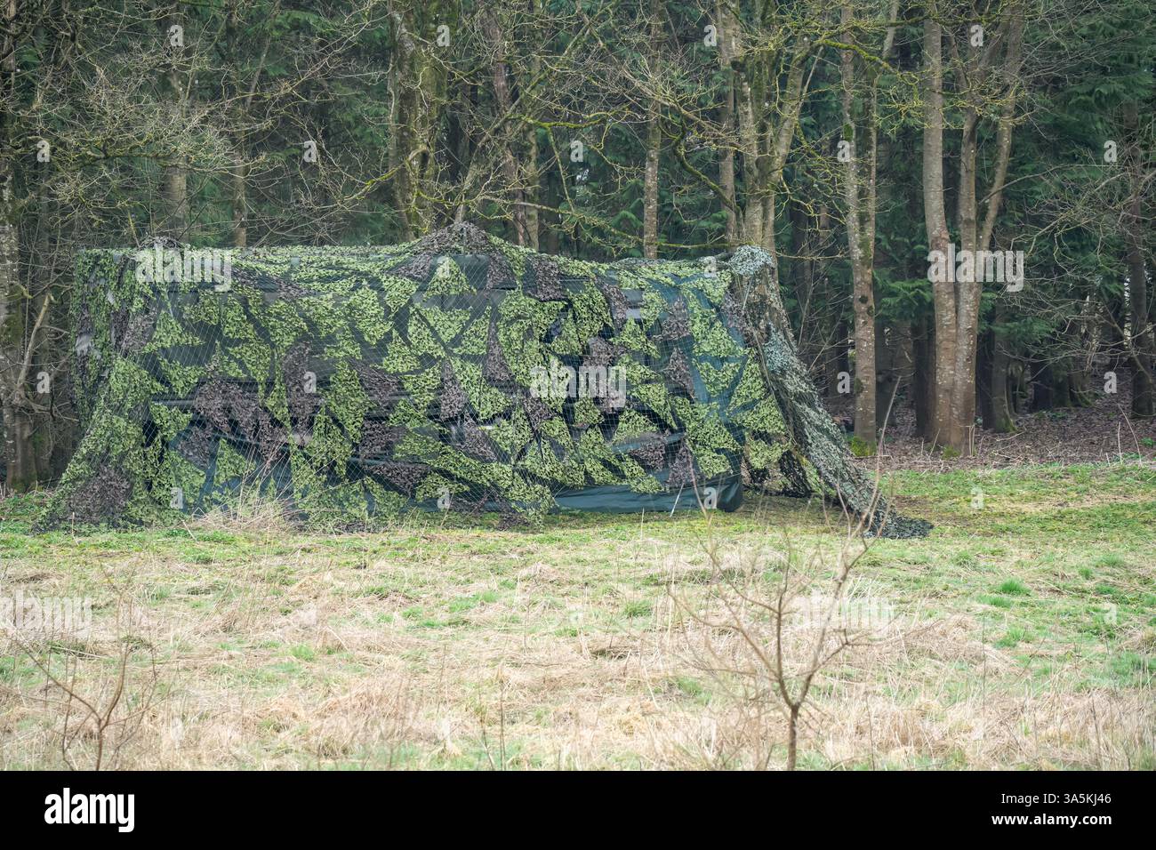 carrello multiuso con copertura mimetica e boschiva Foto Stock