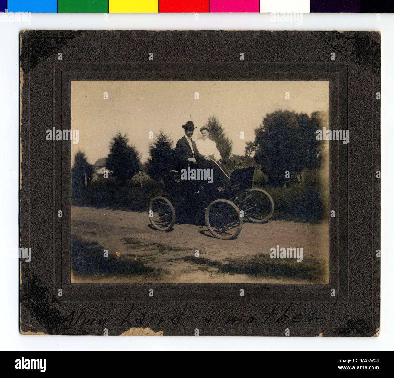 Questo ritratto mostra Alvine Laird e sua madre in una carrozza a vapore senza cavalli, dando uno sguardo alla storia dei primi trasporti a Mankato, Minnesota. Foto Stock