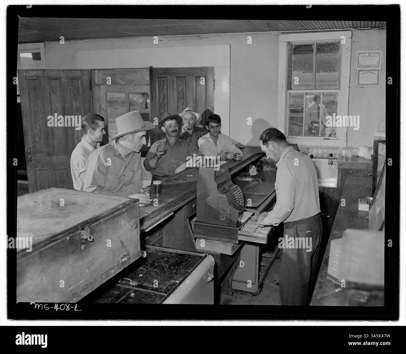 Un bar all'interno di una taverna a Ludlow, Las Animas County, Colorado, che mostra lo spazio sociale all'interno della città. La foto fornisce uno sguardo sul luogo di ritrovo locale della comunità durante questo periodo. Foto Stock