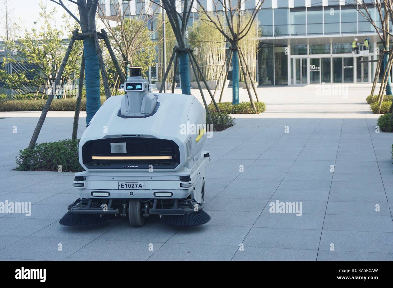 Hangzhou, Cina. 21 marzo 2025. HANGZHOU, CINA - 21 MARZO 2025 - un robot di pulizia intelligente autonomo pulisce la strada in un parco scientifico e tecnologico a Hangzhou, nella provincia dello Zhejiang della Cina orientale, il 21 marzo 2025. (Foto di CFOTO/Sipa USA) credito: SIPA US/Alamy Live News Foto Stock