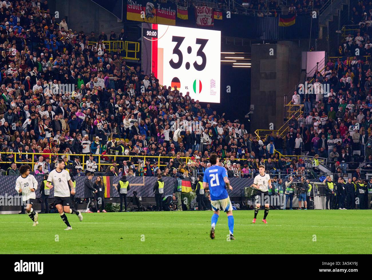 Dortmund, Germania. 23 marzo 2025. Tabellone, schermo, tabellone, digitale, LED, display, monitor, risultato finale, anzeigetafel, Endergebnis, Ergebnis, Anzeige, nella partita di UEFA Nations League 2025 GERMANIA - ITALIA nella stagione 2024/2025 al 23 marzo 2025 a Dortmund, Germania. Fotografo: ddp Images/STAR-Images credito: ddp media GmbH/Alamy Live News Foto Stock