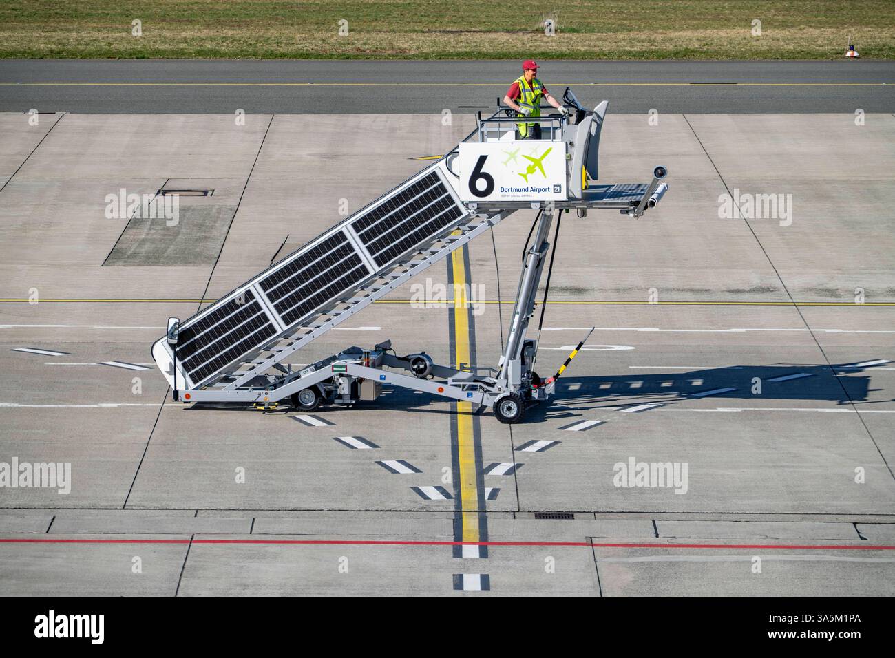 Flughafen Dortmund, DTM, Vorfeld, vor dem Terminal, Start- und Landebahn, mobile Fahrgasttreppen Warten auf den nächsten Flieger, NRW, Deutschland, Flughafen DTM *** Aeroporto di Dortmund, DTM, grembiule, di fronte al terminal, pista, scale mobili passeggeri in attesa del volo successivo, NRW, Germania, Aeroporto DTM Foto Stock