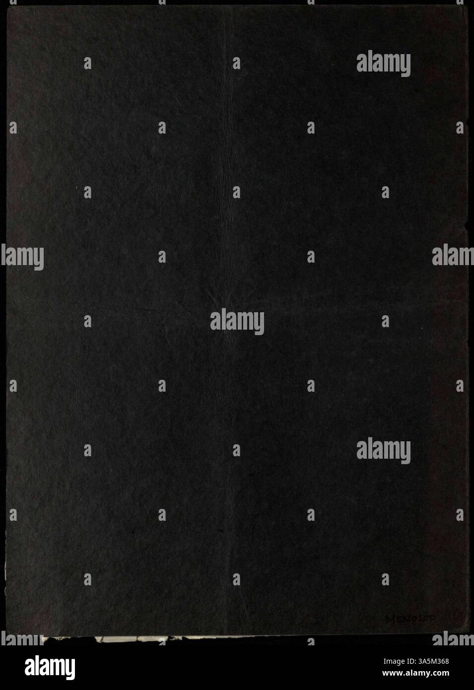 Questo menu delle sale da tè di Dayton presenta un pesante coperchio con una scena invernale e fiocchi di neve. Include una varietà di piatti come antipasti, verdure, panini, antipasti, dessert, insalate, pane e opzioni per il pranzo per bambini. L'ultima pagina promuove i servizi di interior design. Il menu è rilegato con il cavo nero e stampato con inchiostro nero e argento su carta grigio-colomba. Foto Stock