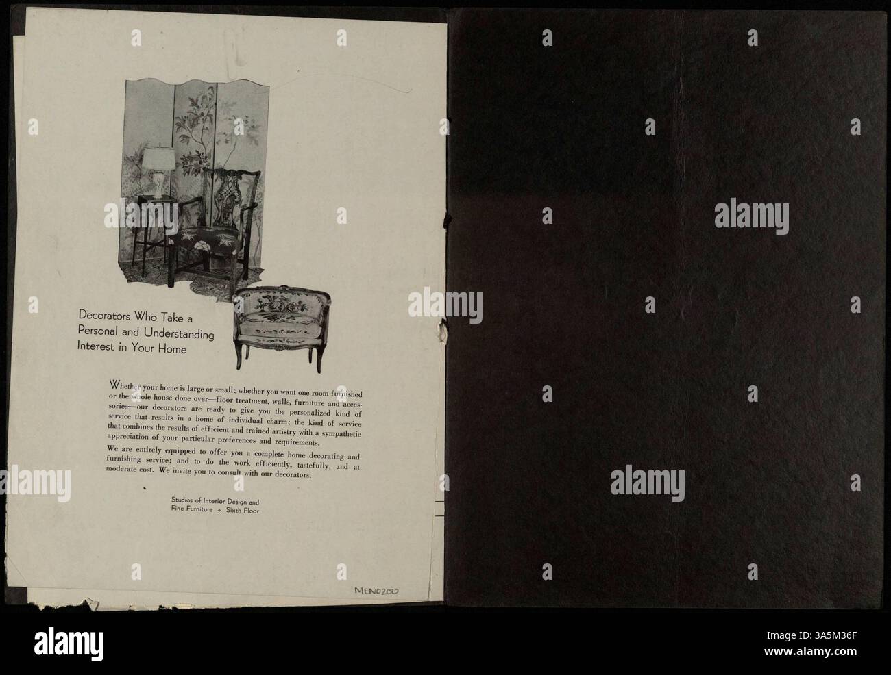 Questo menu delle sale da tè di Dayton presenta un pesante coperchio con una scena invernale e fiocchi di neve. Include una varietà di piatti come antipasti, verdure, panini, antipasti, dessert, insalate, pane e opzioni per il pranzo per bambini. L'ultima pagina promuove i servizi di interior design. Il menu è rilegato con il cavo nero e stampato con inchiostro nero e argento su carta grigio-colomba. Foto Stock