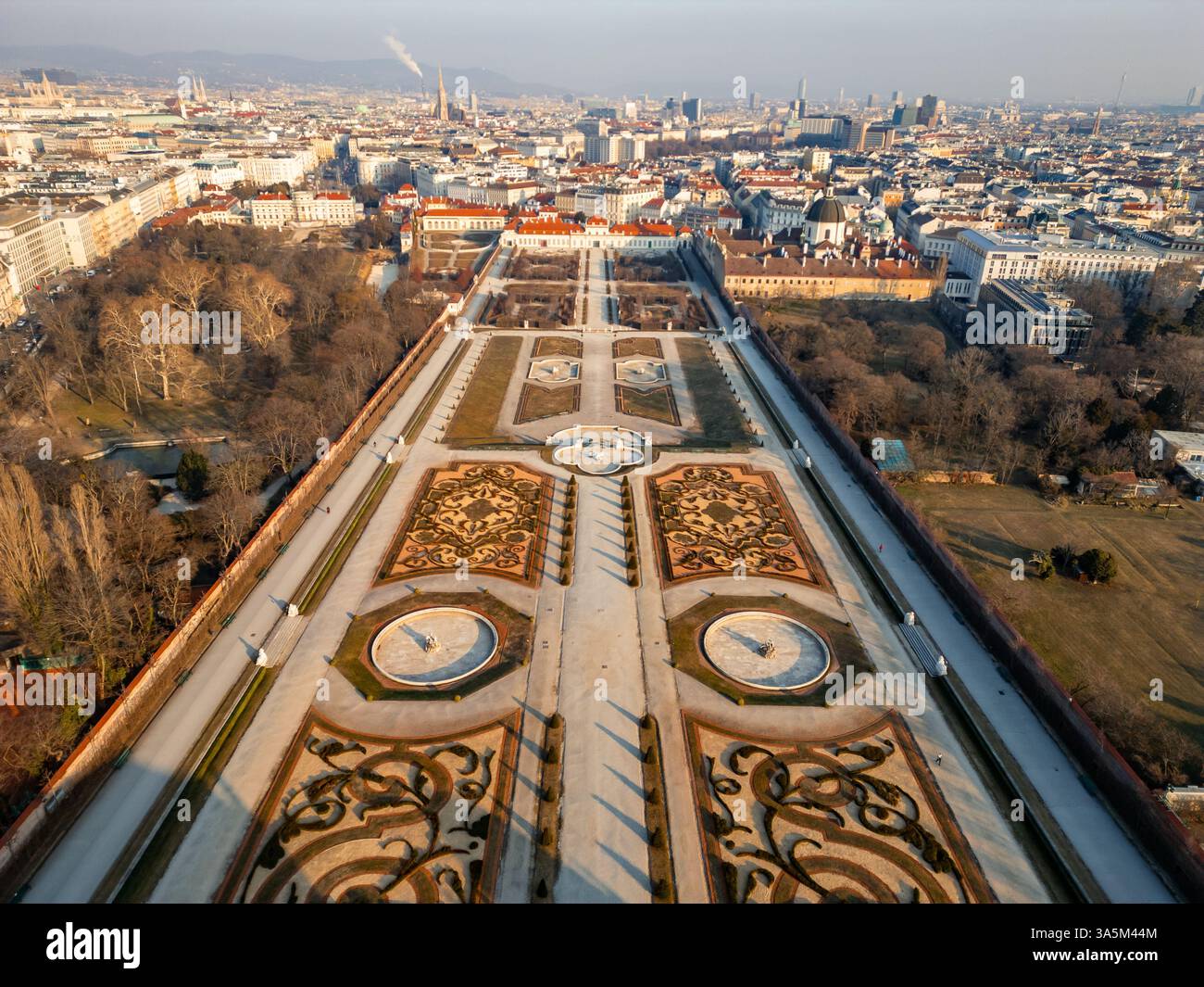 02-22-2025, Vienna, vista aerea che cattura gli splendidi giardini del Belvedere con layout formali e vivaci aiuole, ambientato contro una pittoresca Vienna Foto Stock