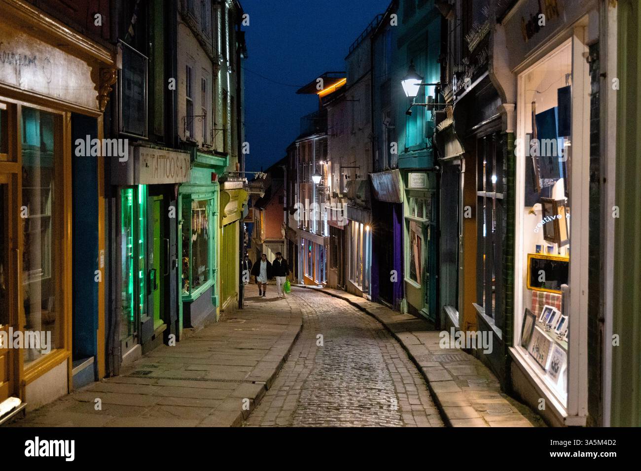 Negozi colorati lungo la Old High Street, Folkestone, Kent, Inghilterra Foto Stock