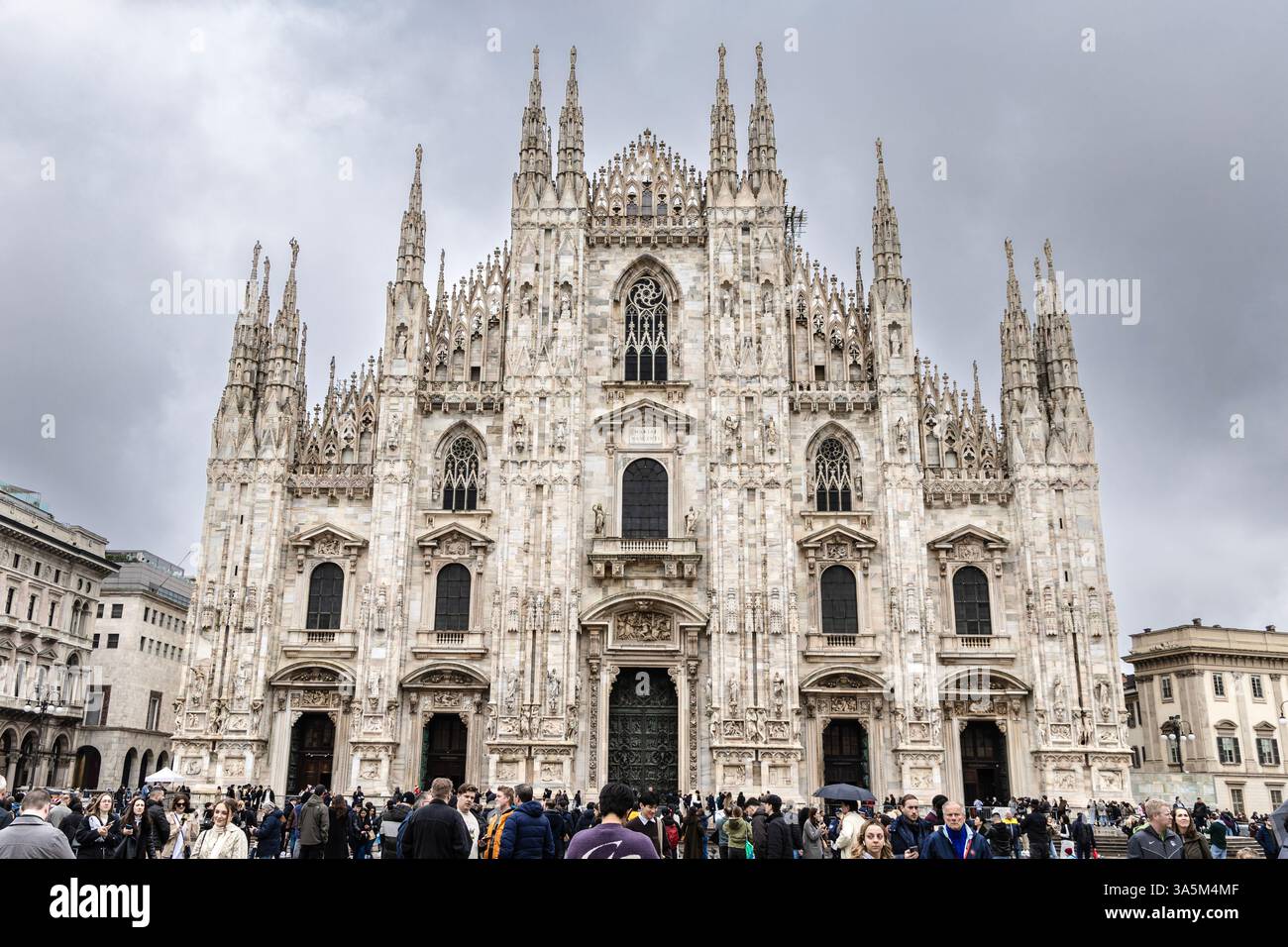 Esterno del Duomo di Milano e folle di turisti all'esterno, Milano, Lombardia, Italia Foto Stock