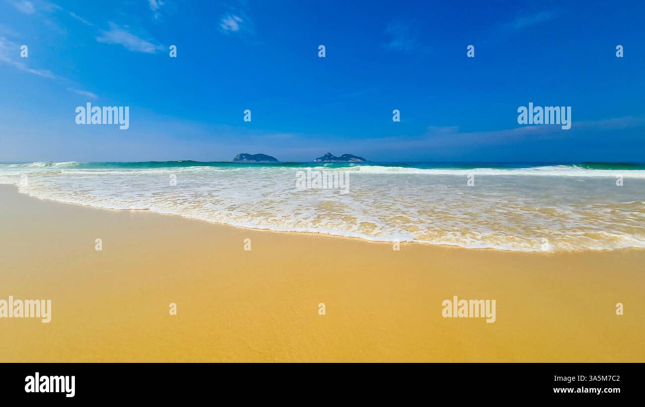 Assisti alla rinascita del mondo in questo momento mozzafiato in cui la prima luce del sole accende l'oceano in un fuoco liquido. - Immagine stock catturata con smartphone