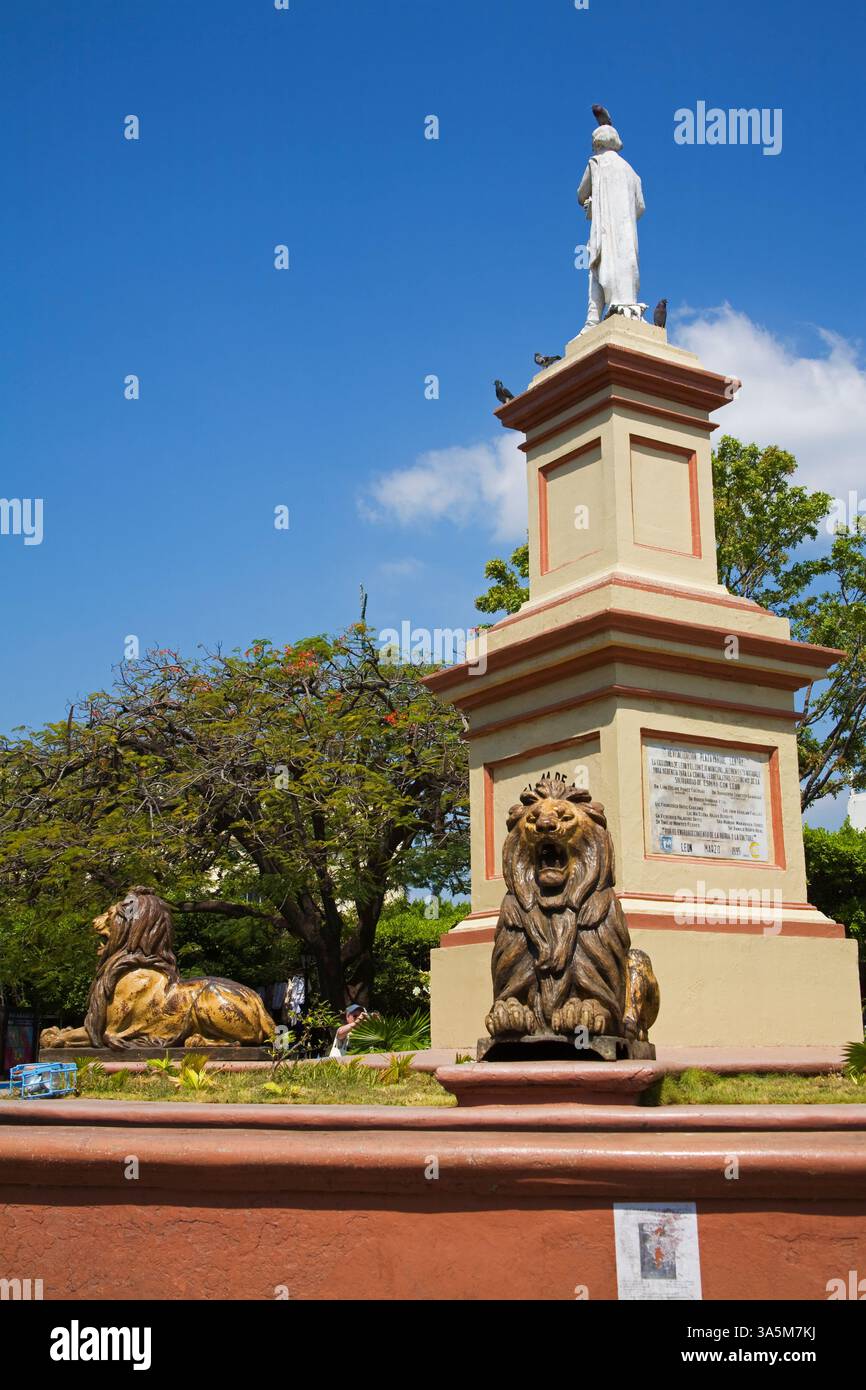 Statua di Maximo Jerez sulla Fontana del Leone, piazza principale, città di Leon, dipartimento di Leon, Nicaragua, America centrale Foto Stock