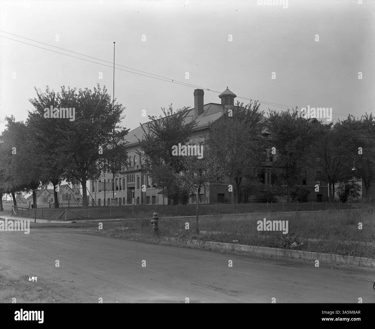 La Old Bryant School di Minneapolis, originariamente costruita prima del 1923, fu rinominata Warrington nel 1927. Si trova vicino alla 38a chiesa di S. Congregazione, visibile a sinistra. Foto Stock