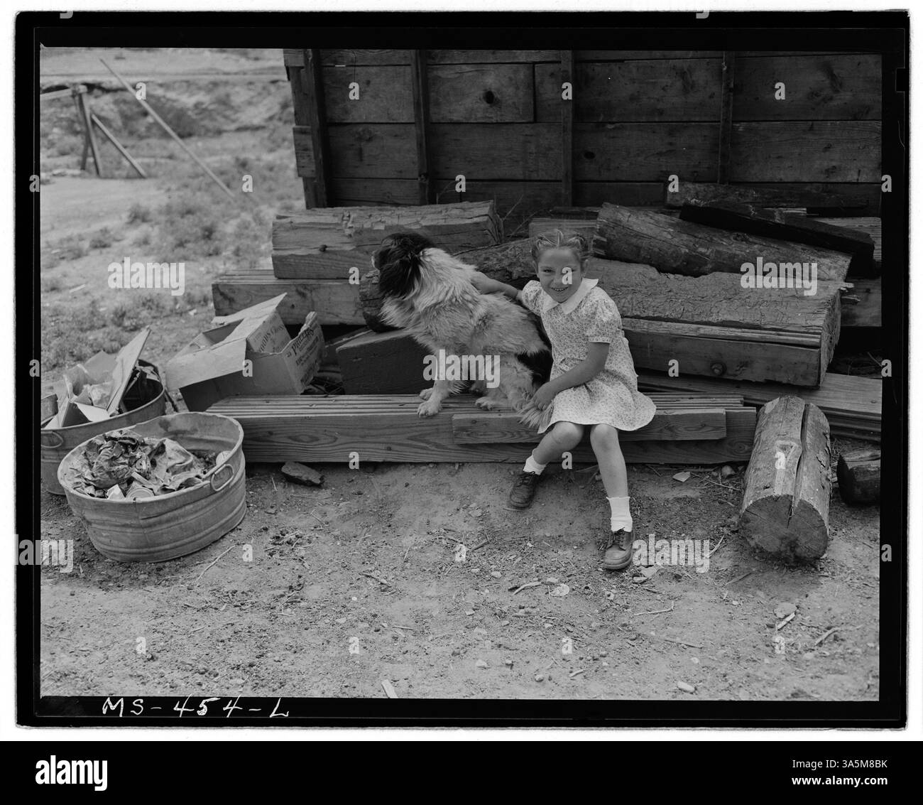 Un figlio di un minatore posa con il suo cane fuori dalla miniera di Sunnyside nella contea di Carbon, Utah. Questa immagine storica, archiviata negli Archivi nazionali, offre uno scorcio della vita in una città mineraria. Foto Stock