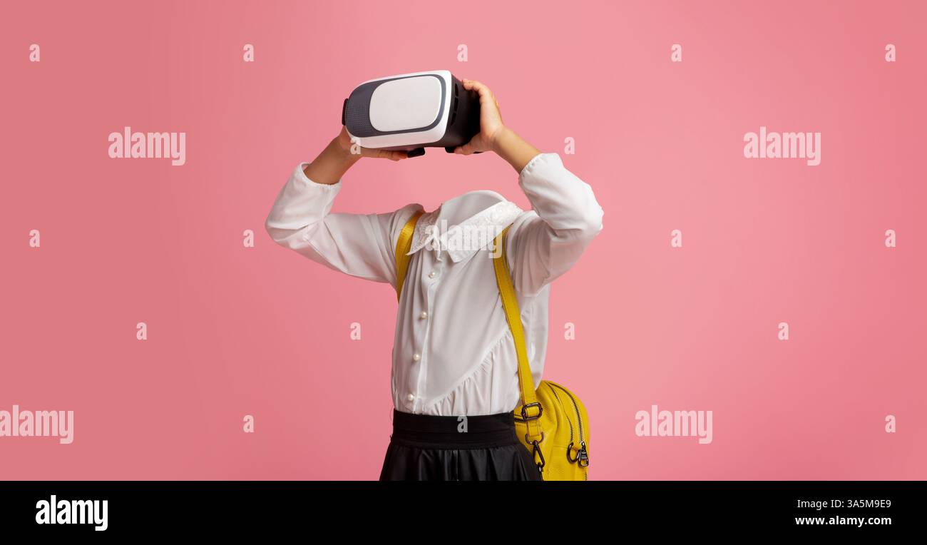 L'utente esplora la realtà virtuale con le cuffie moderne in uno scenario divertente Foto Stock