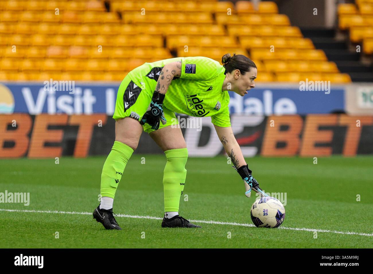 Wolverhampton, Regno Unito. 23 marzo 2025. Wolverhampton, Inghilterra, 23 marzo 2025: Portiere Anna Miller (1 West Brom) calcio goal durante la partita di fa Womens National League tra Wolverhampton Wanderers e West Bromwich Albion al Molineux Stadium di Wolverhampton, Inghilterra (Natalie Mincher/SPP) credito: SPP Sport Press Photo. /Alamy Live News Foto Stock