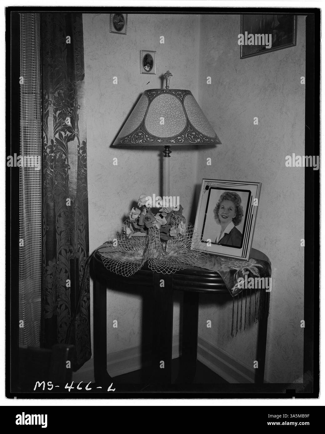 All'interno del soggiorno nella casa di John Burt, un minatore in un'abitazione vicino a King Mine a Hiawatha, Utah. L'immagine presenta un mazzo di fiori artificiali accanto a una foto della figlia. Foto Stock