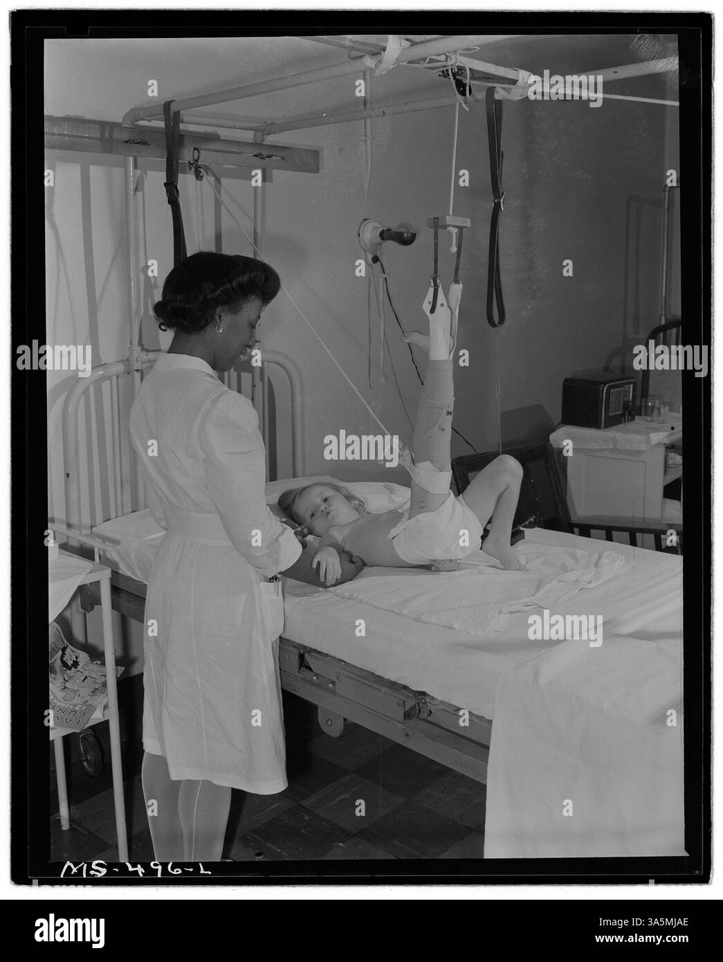 La figlia di un minatore impiegato dalla Colorado Fuel & Iron Company è raffigurata in un ospedale che si sta riprendendo da una gamba fratturata. Questa immagine è stata scattata a Pueblo, Colorado. Archivi nazionali al College Park. Foto Stock