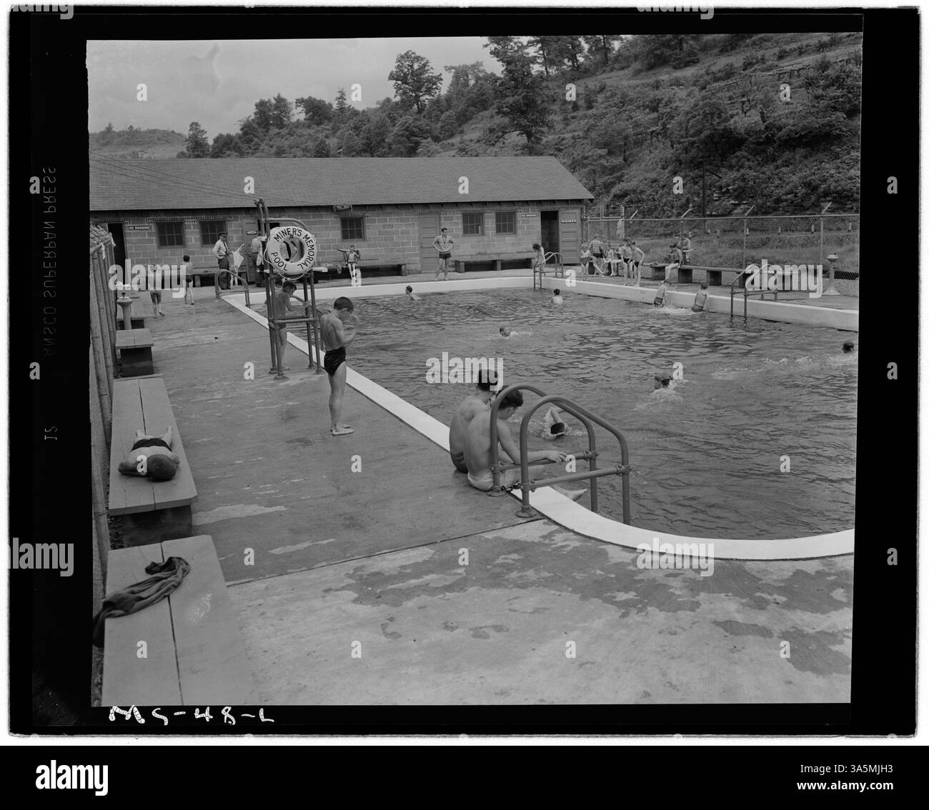 La piscina Miners' Memorial Swimming Pool di Scott's Run, Monongalia County, West Virginia, commemora i minatori che morirono nella seconda guerra mondiale, servendo come tributo al loro sacrificio e dedizione. Foto Stock