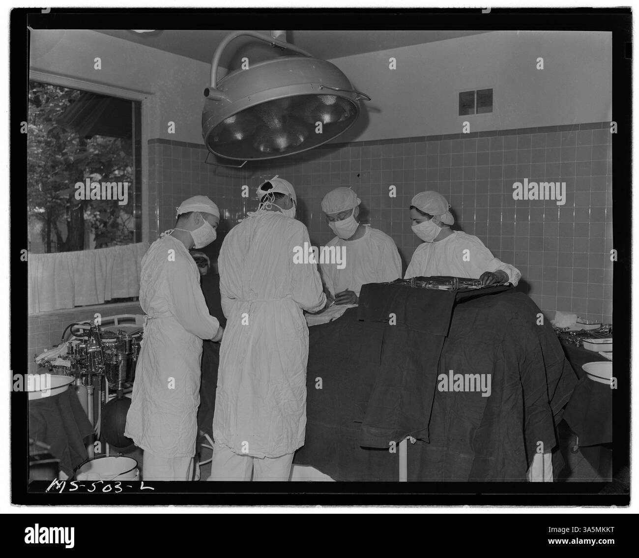 I medici eseguono un'operazione in un ospedale di proprietà dell'azienda gestito dalla Colorado Fuel & Iron Company a Pueblo, Colorado, riflettendo il ruolo dell'assistenza sanitaria aziendale per i minatori. Foto Stock