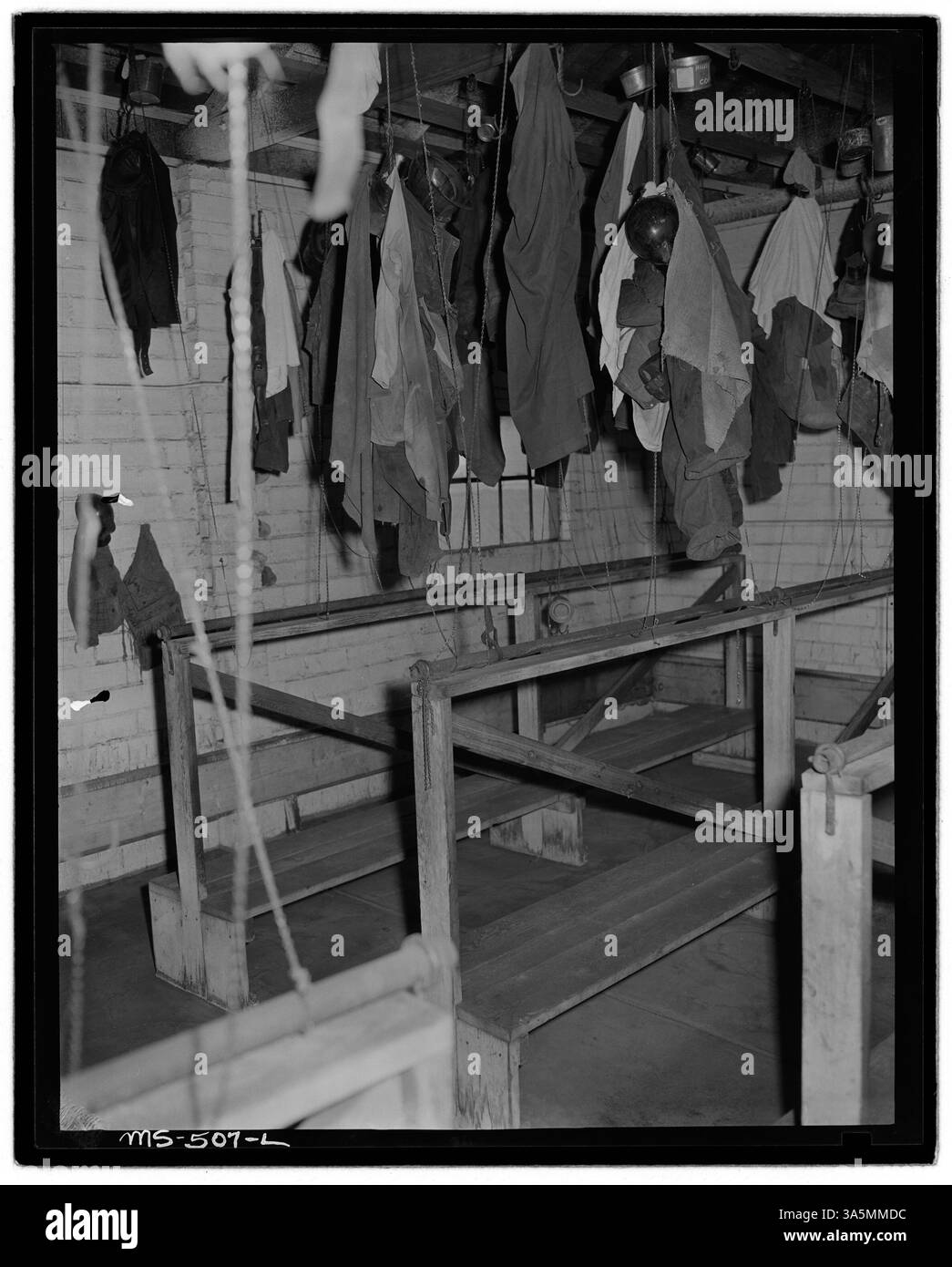 Una sezione del centro di lavaggio e cambio per i minatori della miniera Centennial Mine della Boulder Valley Coal Company a Louisville, Boulder County, Colorado, dove i minatori possono pulire e cambiare prima di lavorare. Foto Stock
