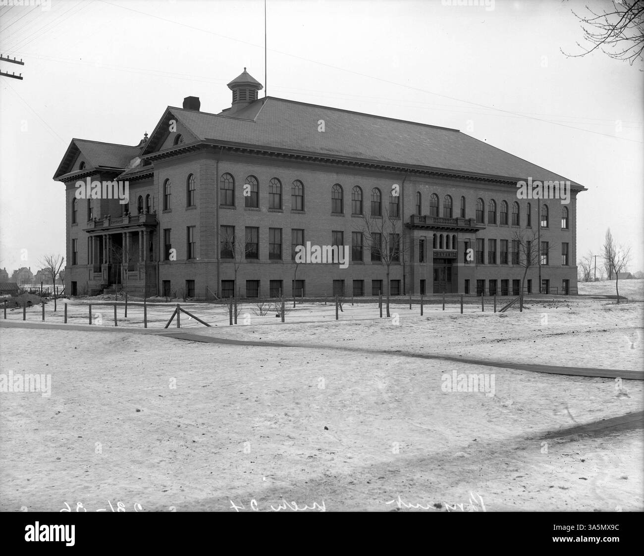 La Old Bryant School, costruita nel 1904, è stata ribattezzata Warrington nel 1927. Una nuova Bryant School fu fondata nelle vicinanze nel 1923. La scuola ha svolto un ruolo importante nella comunità durante il suo tempo, servendo come centro per l'istruzione e gli eventi locali. Foto Stock