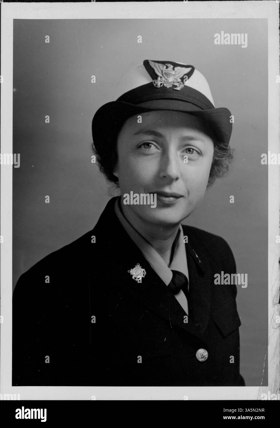 L'insegna Frances C. Hyde è pronta a fare rapporto per il servizio presso l'ufficio della Guardia Costiera a Ketchikan, Alaska, segnando l'inizio di una carriera distinta nella Guardia Costiera degli Stati Uniti. Foto Stock