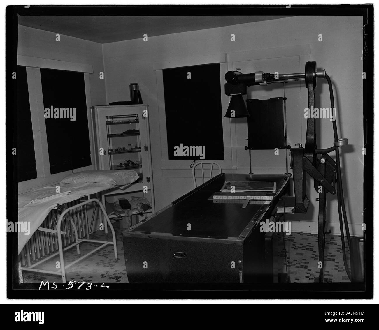 Una sala raggi X nel dispensario della Columbia Mine della Columbia Steel Company nella contea di Carbon, Utah, che fornisce servizi medici ai minatori. L'immagine fa parte della collezione National Archives. Foto Stock