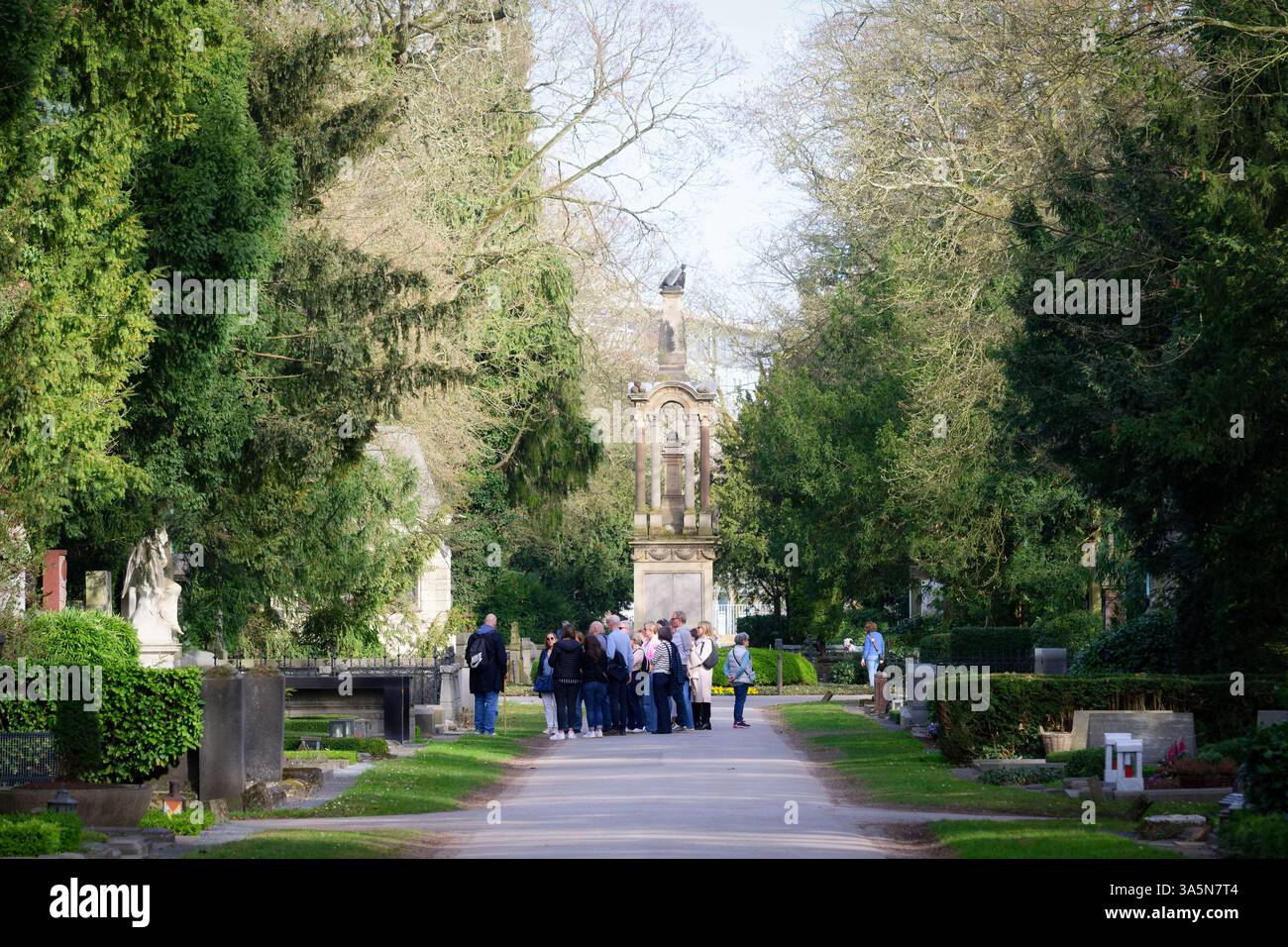 Colonia, Germania 21 marzo 2025: Vista della colonna centrale dell'aquila dello storico cimitero dei melateni di colonia con un gruppo in una delle visite guidate Foto Stock