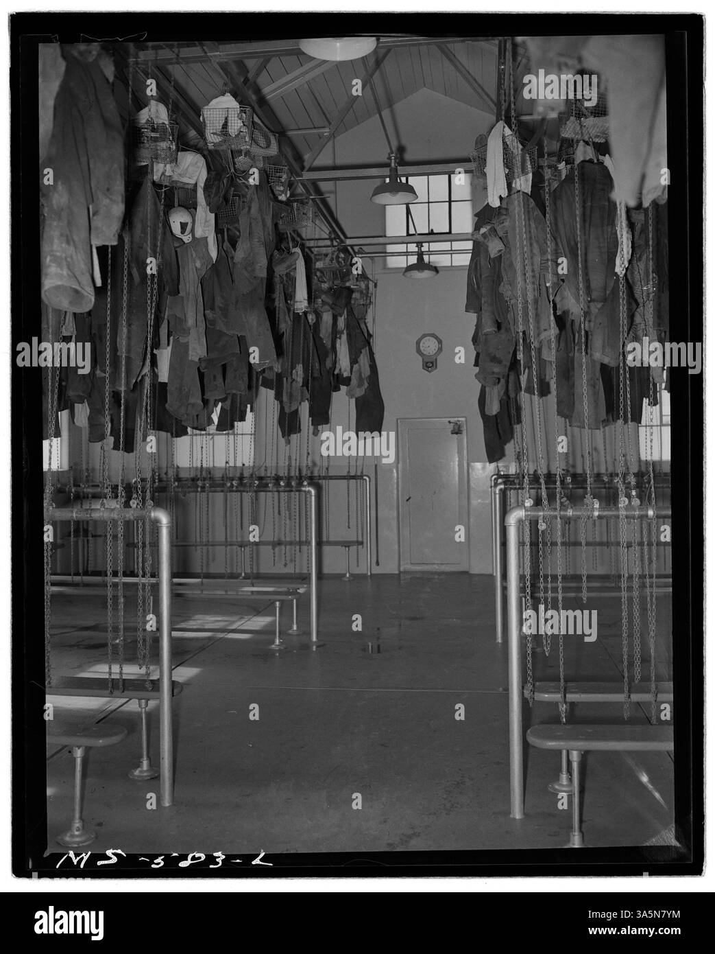 L'interno della casa di lavaggio e cambio presso la Columbia Steel Company's Columbia Mine nella contea di Carbon, Utah, dove i minatori pulivano e cambiavano dopo i loro turni, parte degli impianti industriali per i minatori. Foto Stock
