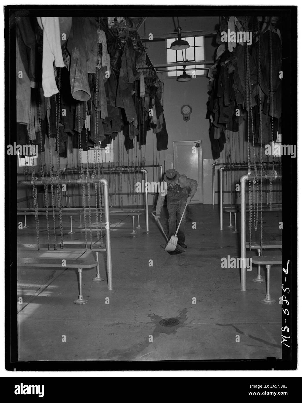 L'interno di una cabina di lavaggio e cambio per i minatori della Columbia Steel Company, a Columbia, Carbon County, Utah. Archivi nazionali - Still Pictures. Foto Stock