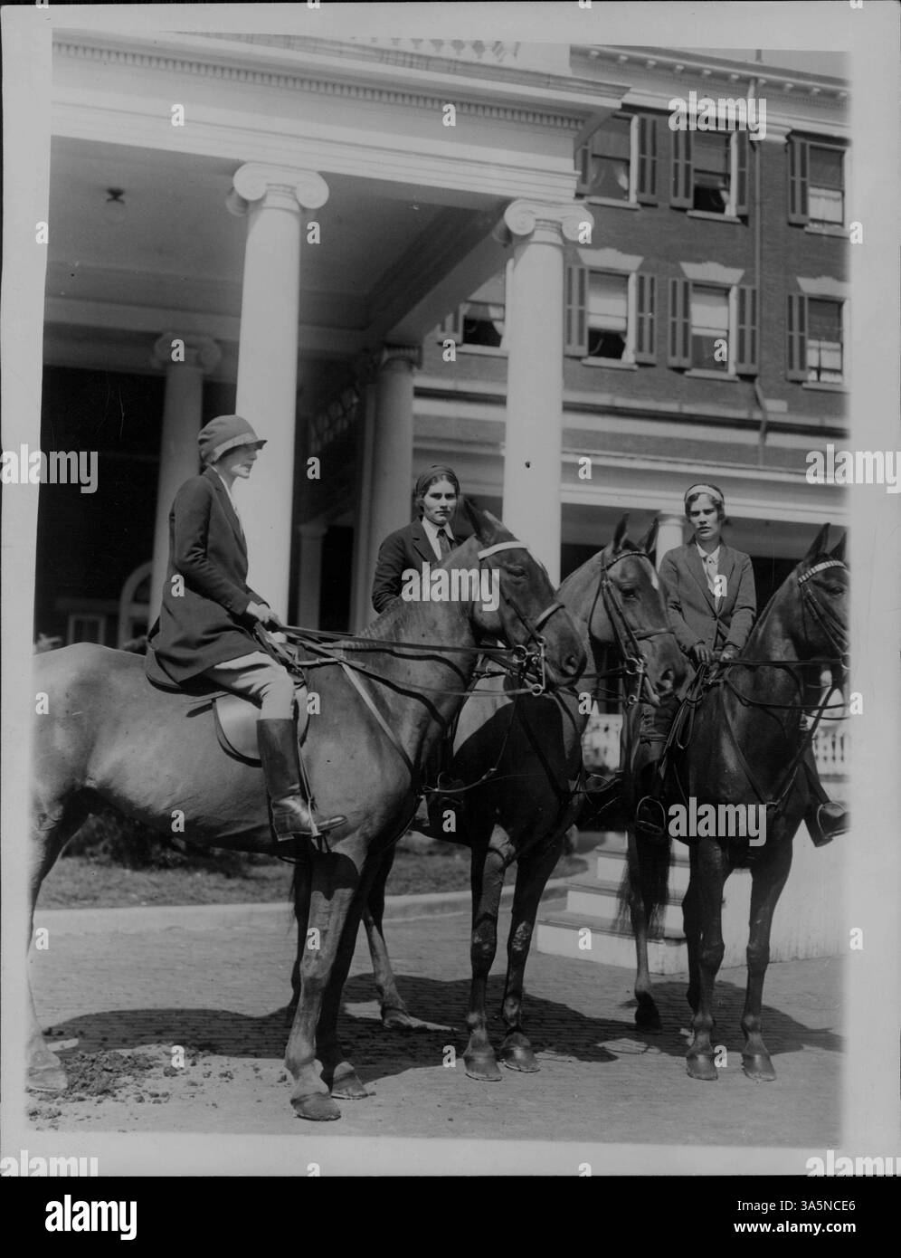 Helen, Katherine e Mary Pillsbury, tre sorelle che frequentano lo Smith College, vengono catturate in questa foto a cavallo. Gli individui non sono identificati dal nome. Foto Stock