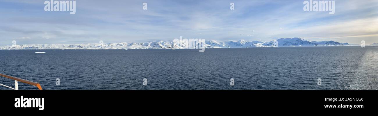 Isola di Cuverville al largo della penisola Antartica vista da una nave da crociera - Immagine stock catturata con smartphone