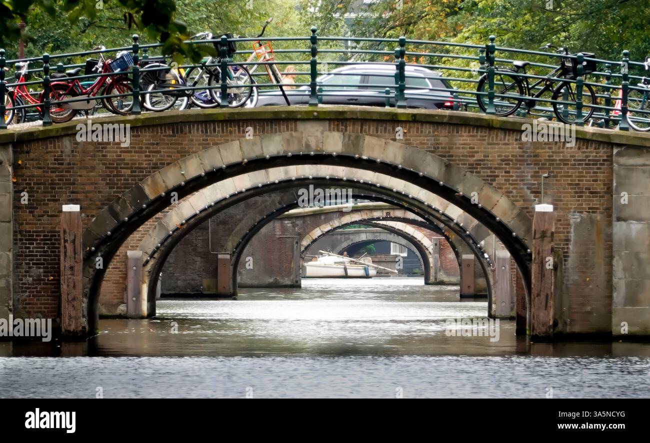 Gli archi di Amsterdam: L'iconico panorama dei sette ponti - Gigapixel Foto Stock
