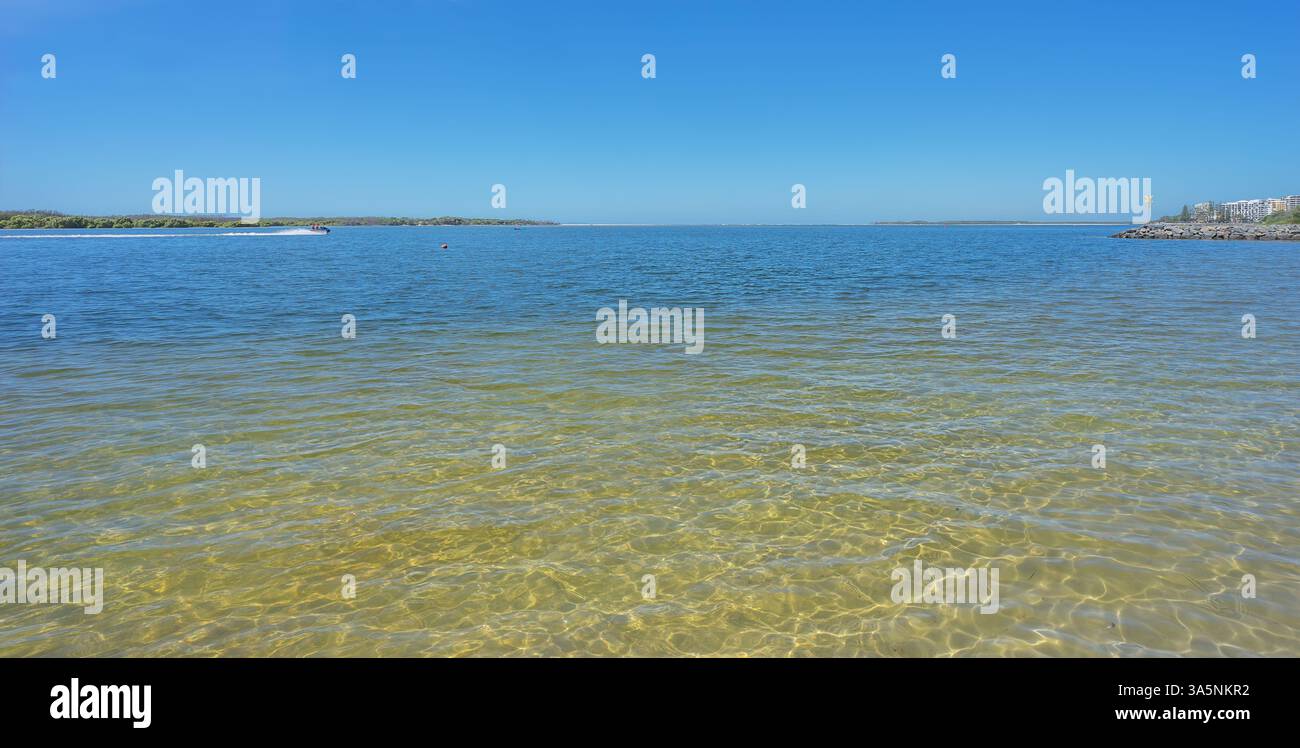 Guardando attraverso il mare calmo dalla Golden Beach a Bribie Island, si vede il nuovo attraversamento del bar che si è formato dal tempo ciclonico Foto Stock