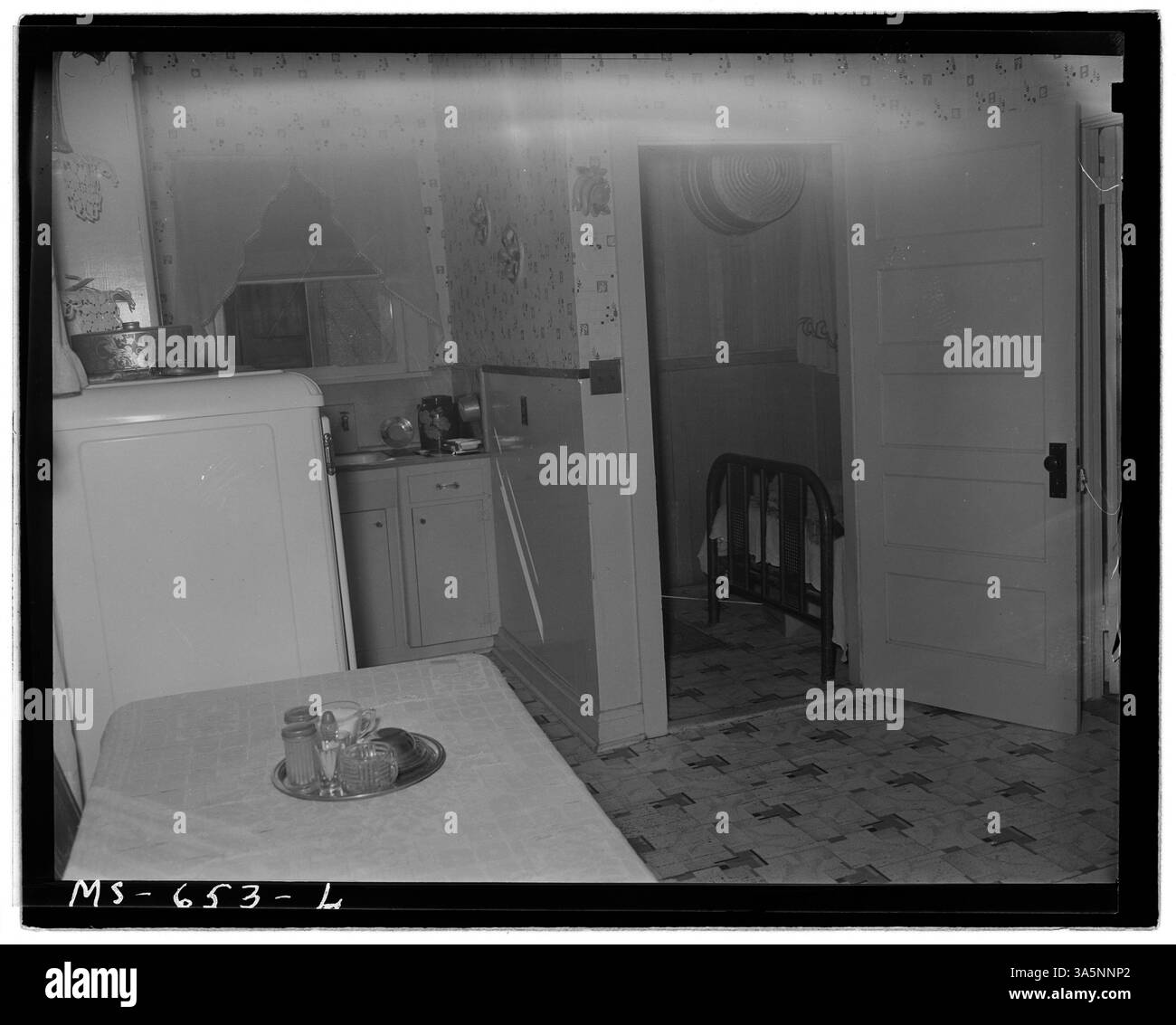 Una vista della cucina all'interno della casa di un minatore, che mostra le condizioni domestiche tipiche per le famiglie che vivono nelle comunità minerarie durante gli anni '1940 L'immagine riflette i semplici spazi abitativi comuni nelle famiglie della classe operaia. Foto Stock