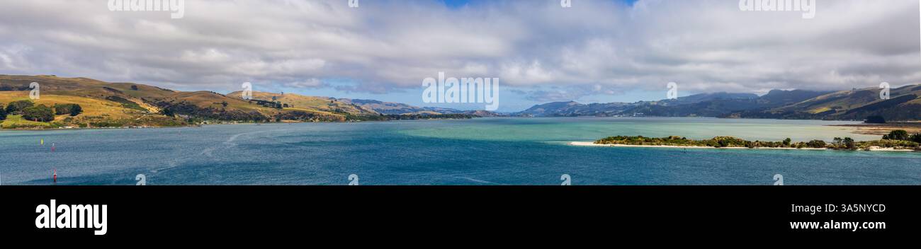 Vista panoramica costiera del porto di Otago dalla penisola di Otago, Dunedin, nuova Zelanda Foto Stock