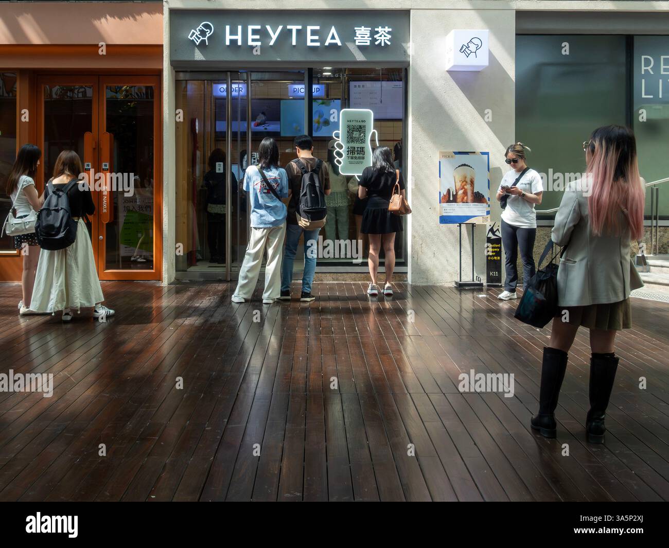 Hong Kong, Cina. 23 marzo 2025. I clienti hanno visto aspettare di acquistare bevande presso il negozio HEYTEA nel K11 Art Mall. HEYTEA, una famosa marca di tè cinese, ha aperto il suo primo negozio a Hong Kong nel 2018. Conosciuto per il suo caratteristico tè al formaggio, è diventato rapidamente una destinazione popolare per i turisti. (Foto di Pongmanat Tasiri/SOPA Images/Sipa USA) credito: SIPA USA/Alamy Live News Foto Stock